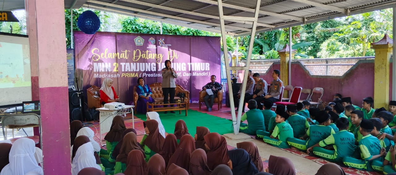Sosialisasi Gizi dan Hidup Sehat oleh Polri-Puskesmas di MIN 2 Tanjung Jabung