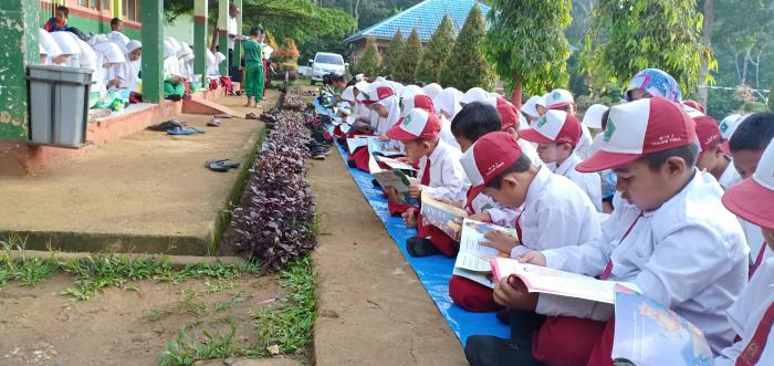 Budayakan Literasi Siswa dan Guru  MIN 2 Tanjab Timur Membaca Senyap Secara Bersama