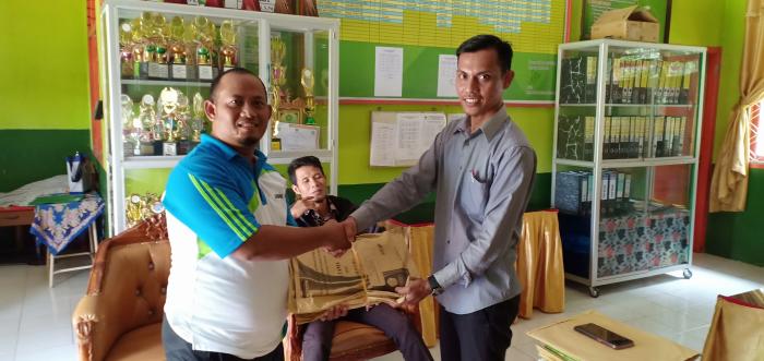 Penyerahan Soal Ujian Sekolah Berstandar Nasional (USBN) ke Madrasah Pelaksana oleh Ketua K3MI Wilayah Barat