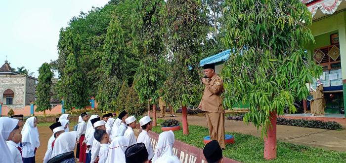 Kepala MIN 2 Tanjab Timur Sampaikan Tata Tertib USBN ke Siswa dan Pengawas