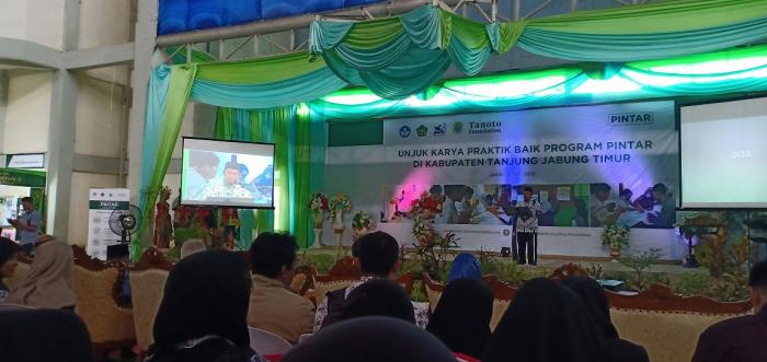 Kepala MIN 2 Tanjab  Timur Pimpin Doâ€™a Acara Pembukaan Showcase Program Pintar Tanoto Foundation