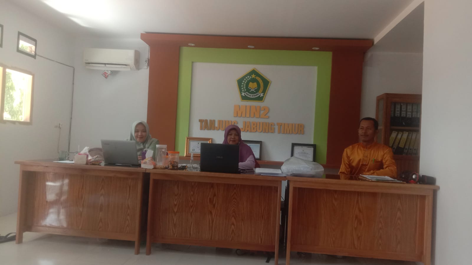 Semangat Melanjutkan Sekolah, Peserta Didik MIN 2 Tanjung Jabung Timur Antusias Dalam Pengambilan Surat Keterangan Lulus (SKL) TP.2023-2024