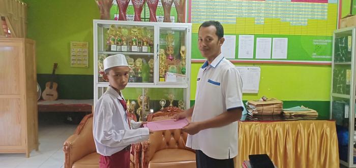Penyerahan SKHUN Kepada Siswa MIN 2 Tanjab Timur