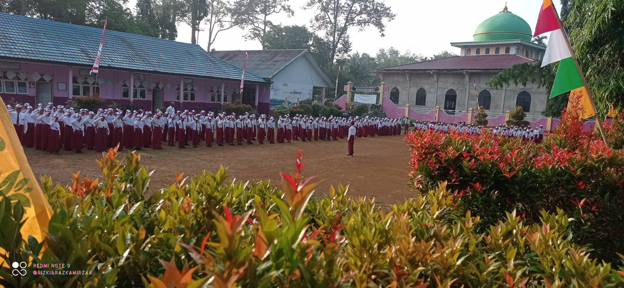 Suryani. S.Pd.I : MENJAGA LINGKUNGAN MADRASAH YANG ASRI