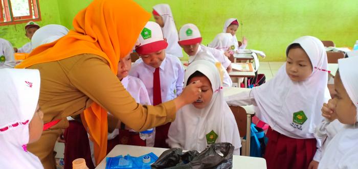 UPTD Pukesmas Muara Sabak Barat melaksanakan Sosialisasi dan Pengobatan Eliminasi Kaki Gajah (BELKAGA) di MIN 2 Tanjab Timur