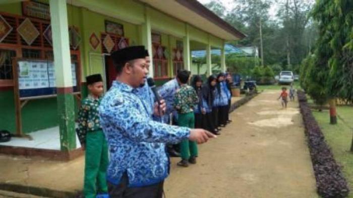 MIN 2 Tanjung Jabung Timur Gelar Upacara Hardiknas