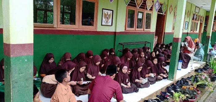 Kegiatan Ibadah Jum'at Pagi di MIN 2 Tanjab Timur