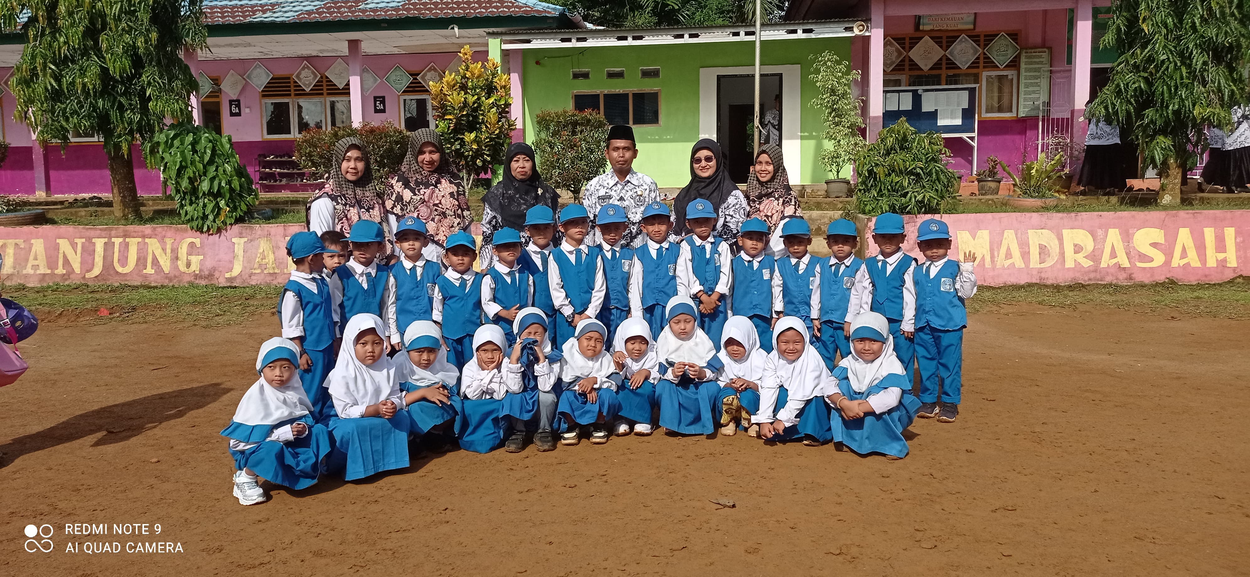 MIN 2 Tanjung Jabung Timur Gelar Upacara Hari Guru Nasional 2024 Bersama TK Al-Wardah