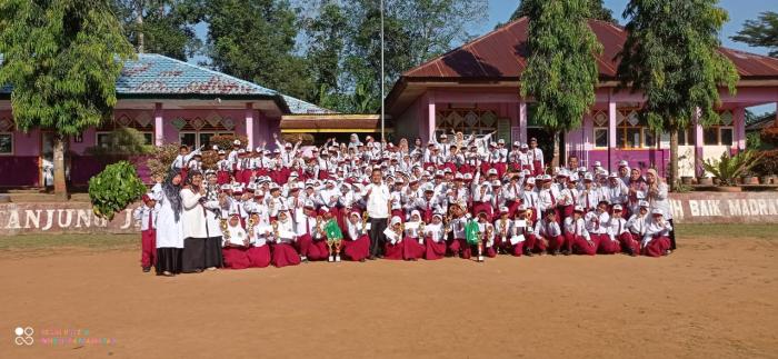 KEPALA MIN 2 TANJAB TIMUR MEMBERIKAN REWARD KEPADA SISWA BERPRESTASI