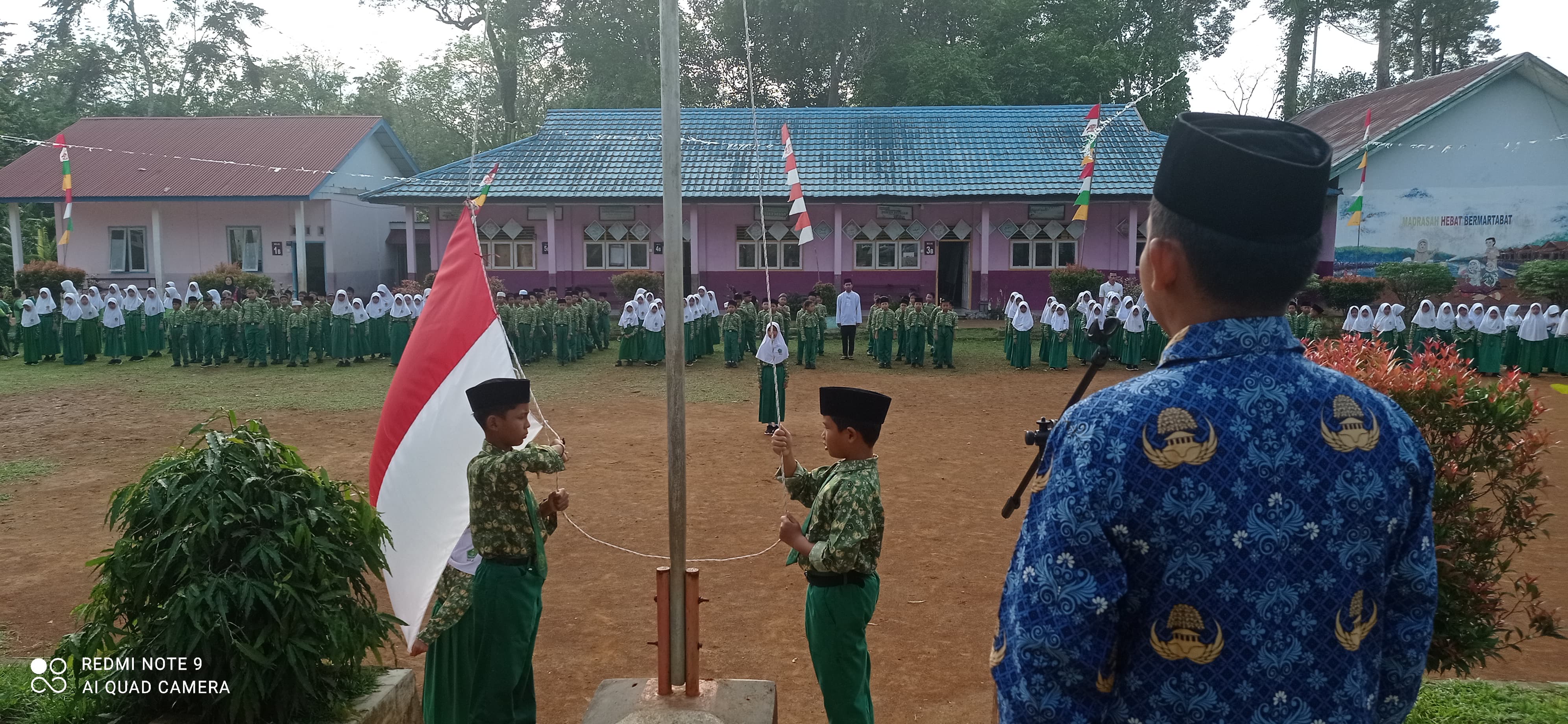 MIN 2 Gelar Upacara Peringatan Hari Kesaktian Pancasila di Halaman Sekolah