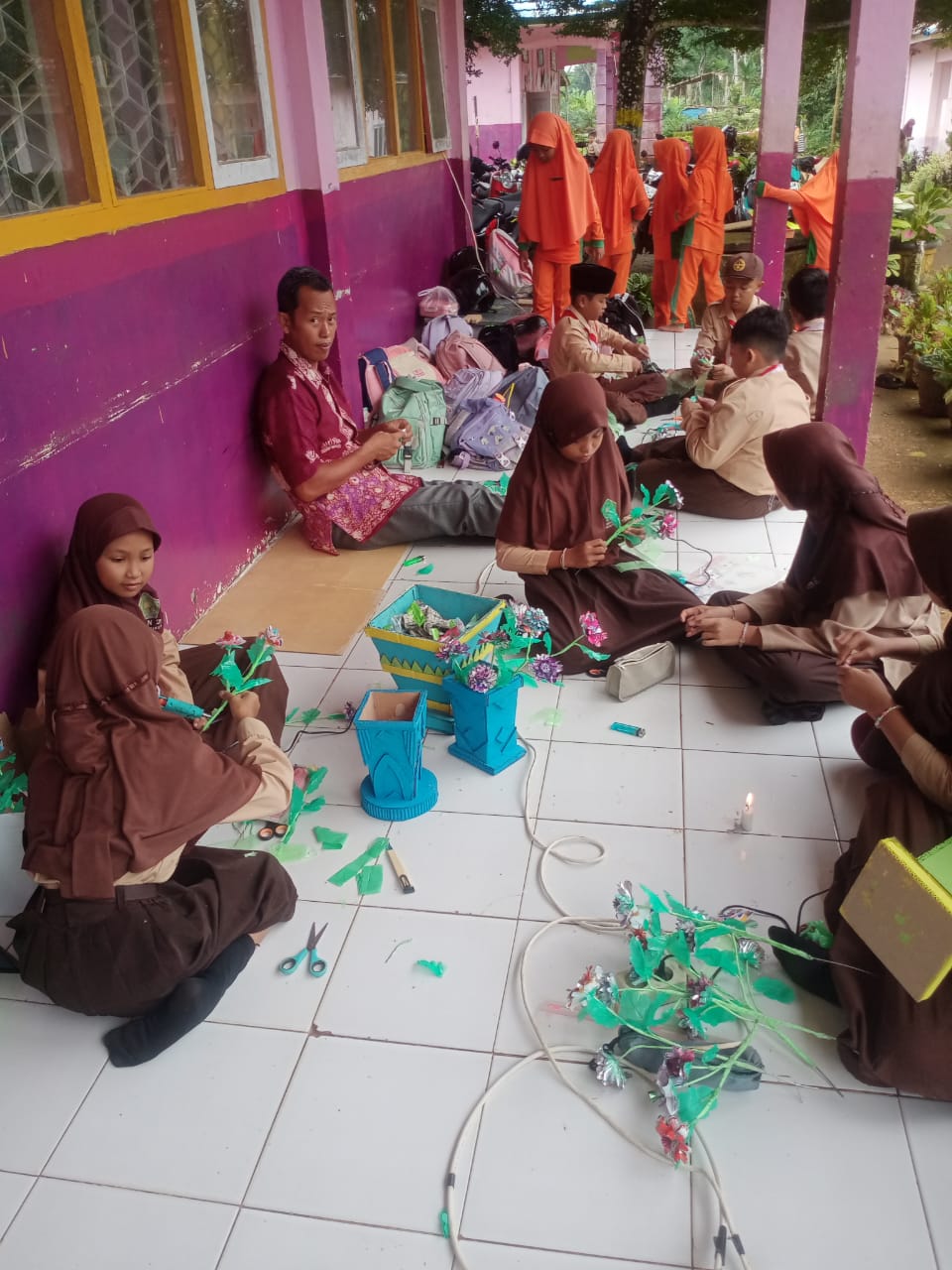 Peserta Didik MIN 2 Tanjung Jabung Timur Ciptakan Kreasi dari Plastik detergen