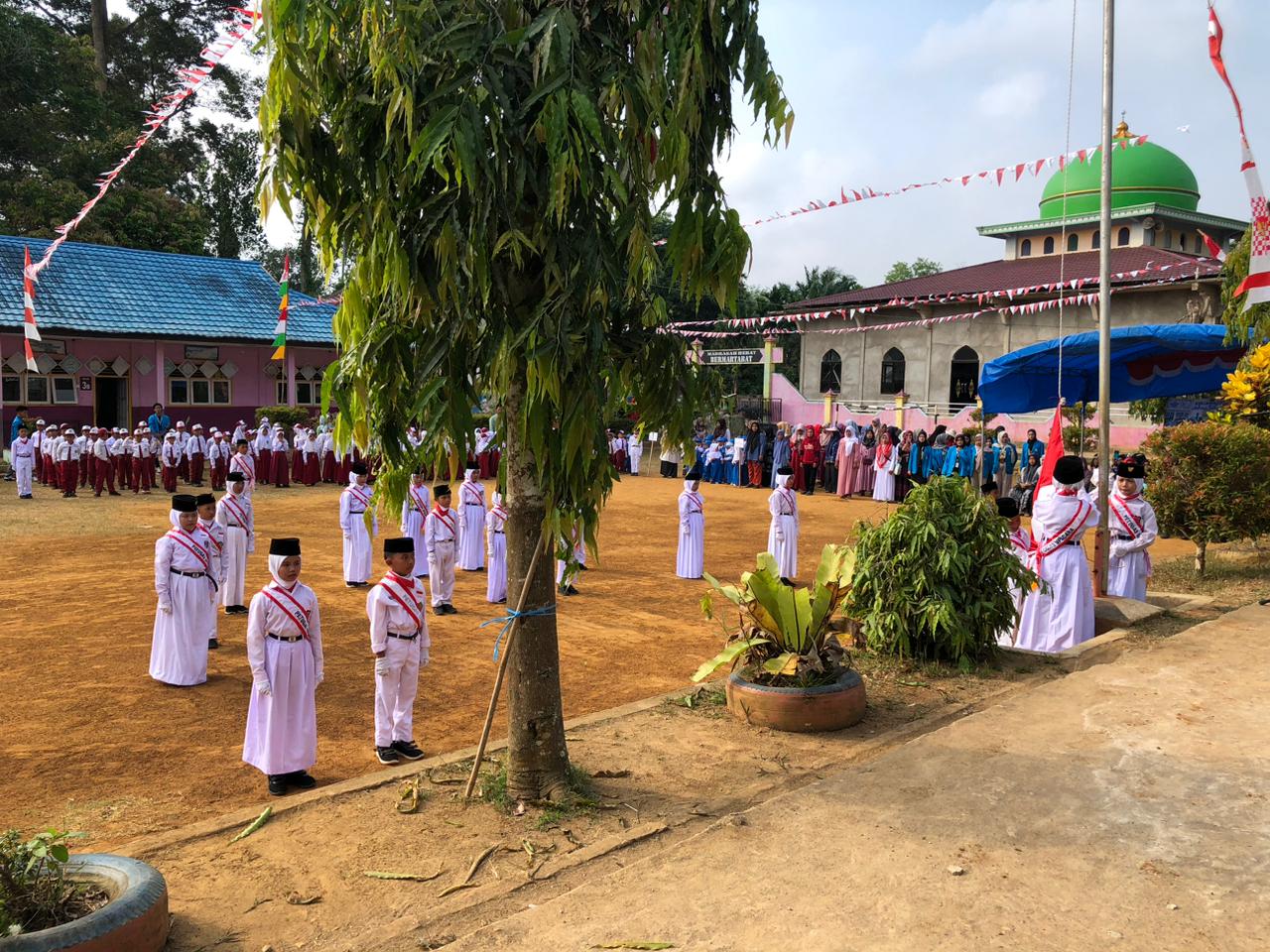 MIN 2 Peringati HUT RI ke-79 dengan Upacara di Halaman Sekolah