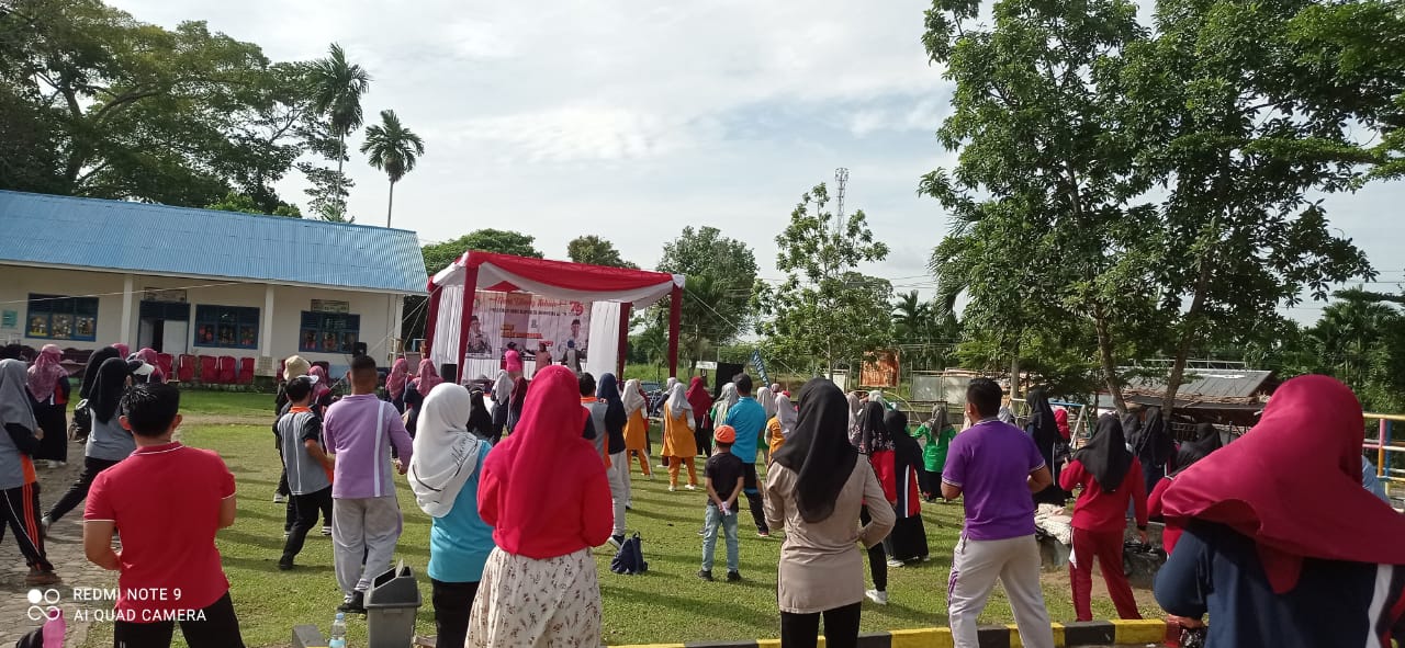 Guru MIN 2 Tanjung Jabung Timur Ikuti Senam Sehat di Puncak HUT PGRI Cabang Muara Sabak Barat