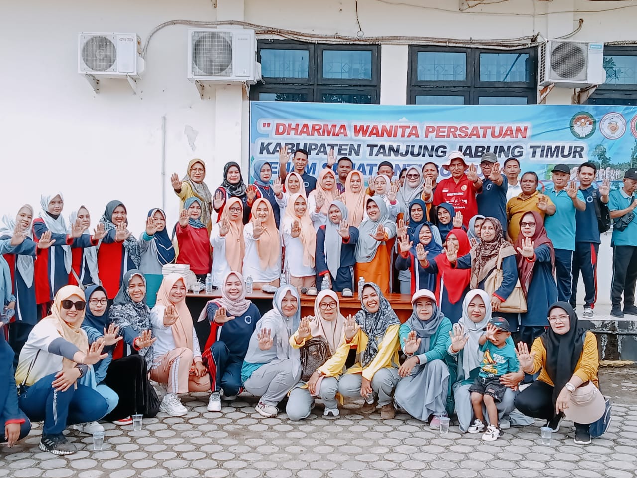 Guru MIN 2 Tanjab Timur Ikuti Senam Anti Golput di Bank 9 Jambi