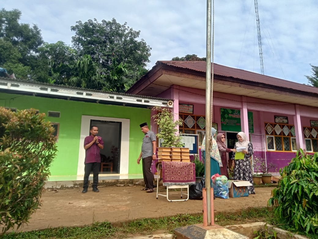 Kepala MIN 2 Tanjung Jabung Timur Tutup Kegiatan Semester Ganjil dengan Pengumuman Juara Kelas dan Classmeeting