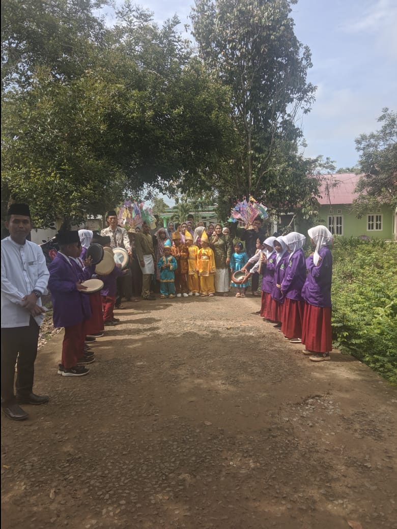 Hadroh MIN 2 Tanjung Jabung Timur Meriahkan Acara Khitanan Razis