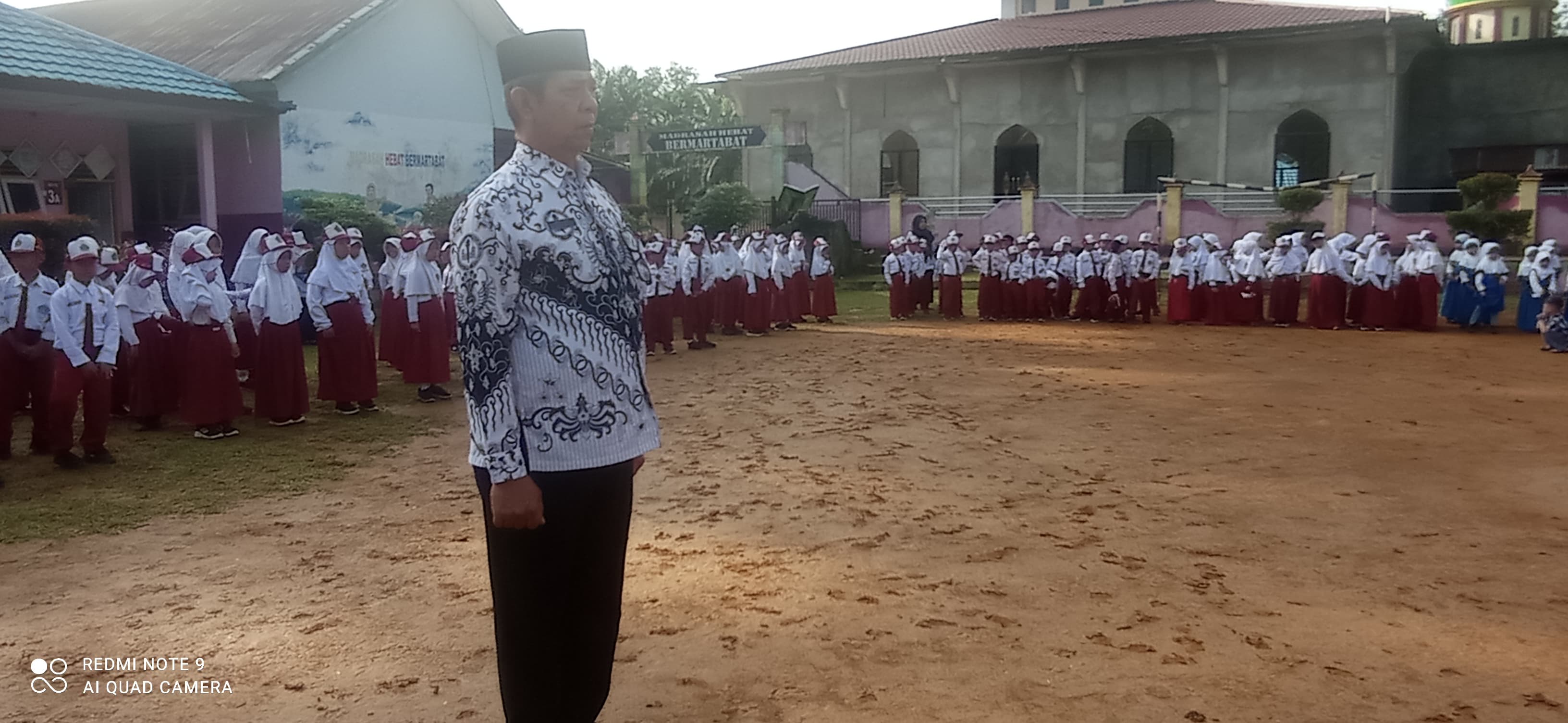 Sarifuddin, S.Pd.I: Menjadi Petugas Upacara di Usia Senja, Wujud Rasa Syukur di Hari Guru Nasional 2024