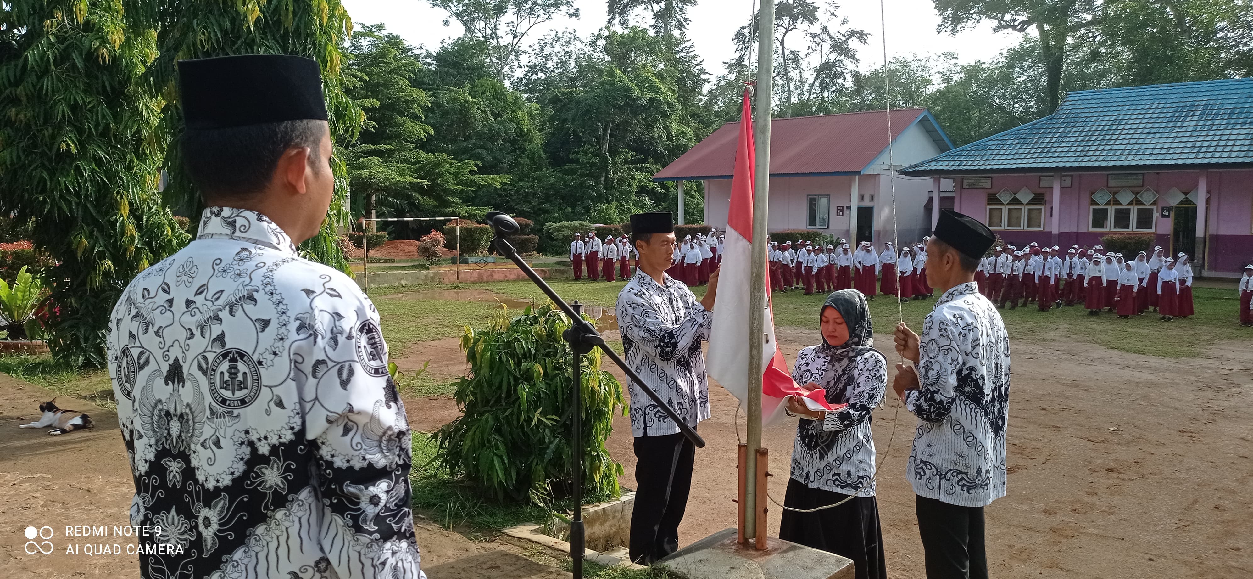 Upacara Hari Guru Nasional 2024 di MIN 2 Tanjung Jabung Timur Berjalan Lancar dan Khidmat