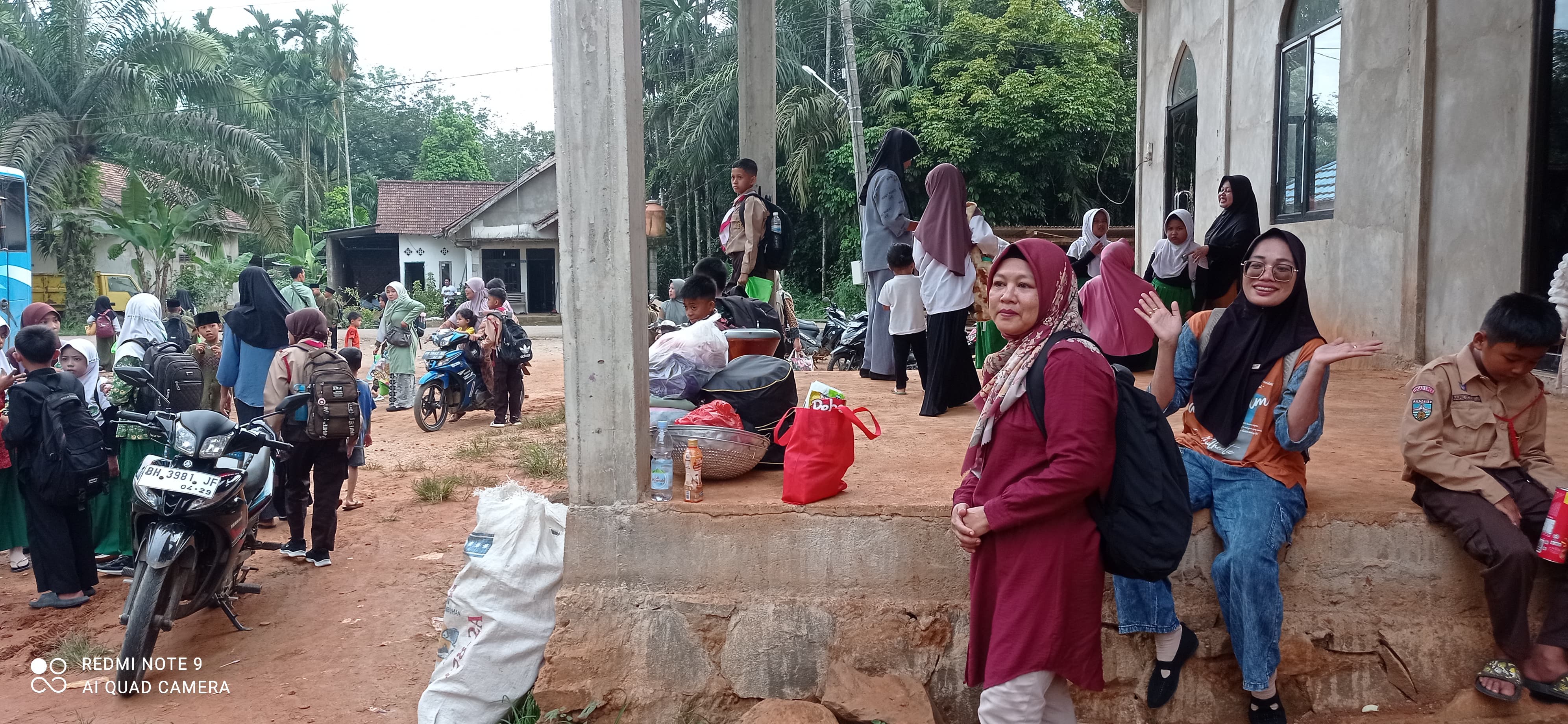 Antusiasme Wali Murid MIN 2 Tanjung Jabung Timur Melepas Keberangkatan Siswa untuk Pentas Cerita Anak di TVRI Jambi