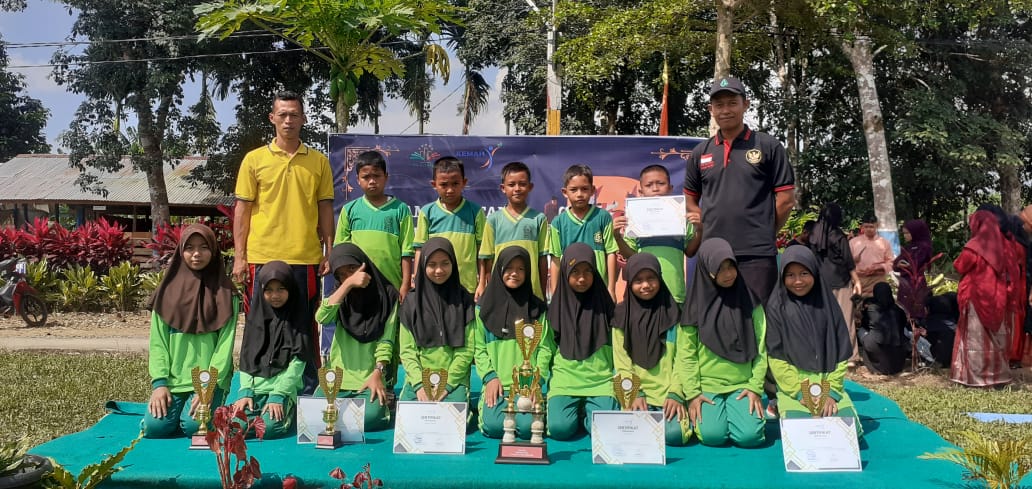 MIN 2 Tanjung Jabung Timur Dinobatkan Sebagai Juara Umum Kemah Budaya Kabupaten