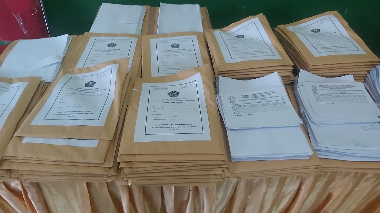 Tata Usaha MIN 2 Tanjung Jabung Timur Bekerja Sama dengan Panitia ASAS untuk Kelancaran Ujian