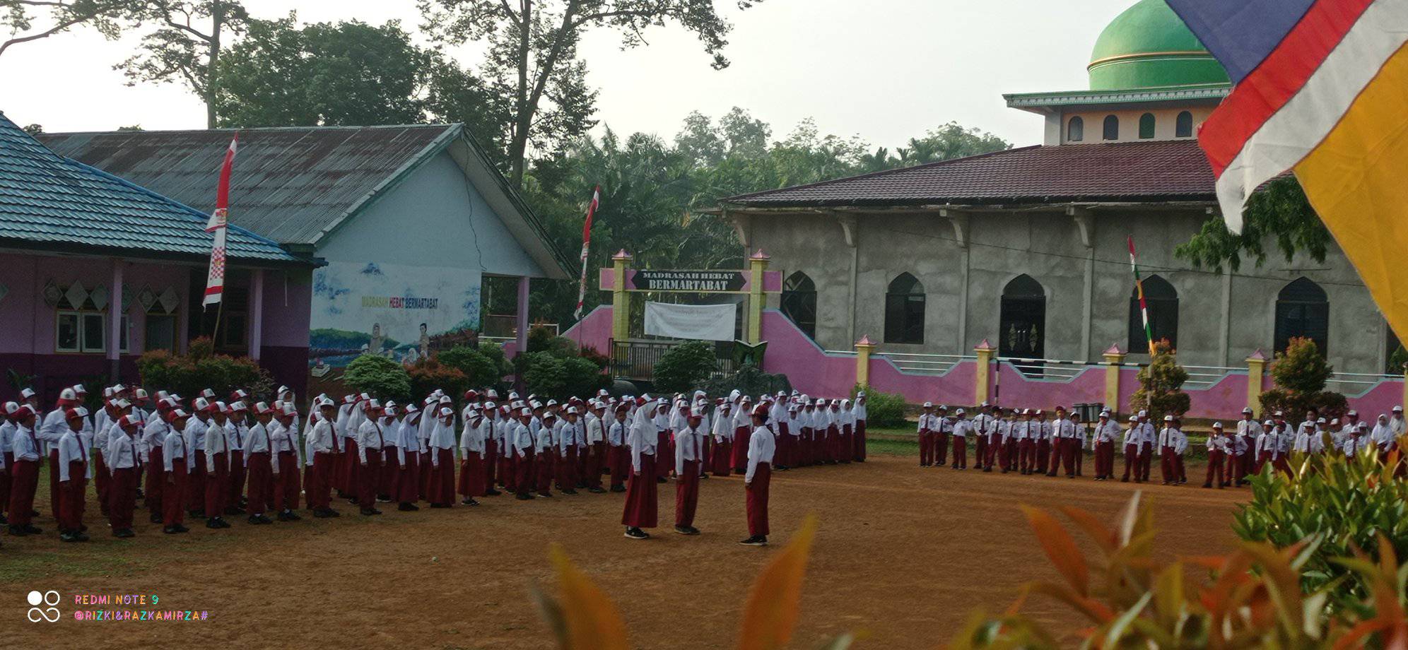 Dahniar, S.Pd.I : Kreasi Diri Dengan Seni 