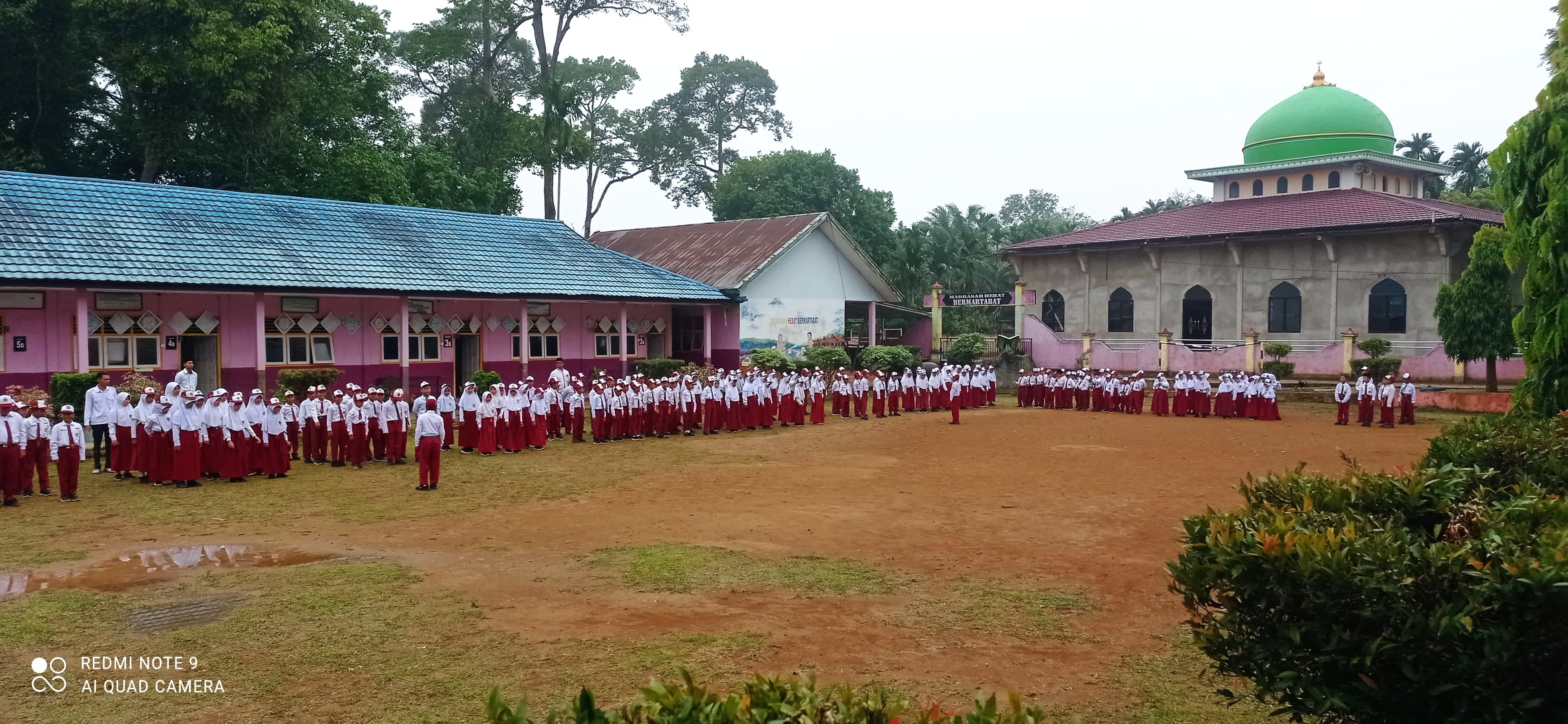 MIN 2 Tanjung Jabung Timur Laksanakan Upacara Hari Pahlawan