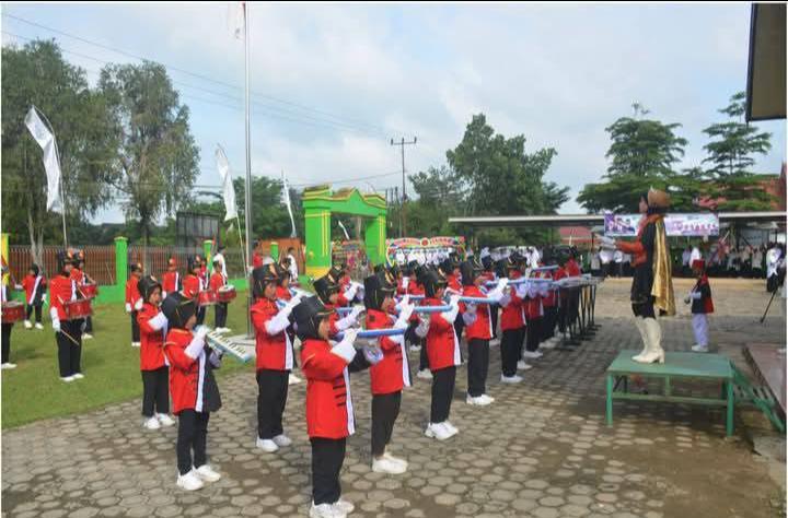 Giat Drum Band MIN 2 Tanjung Jabung Timur Meriahkan Upacara Hari Amal Bhakti