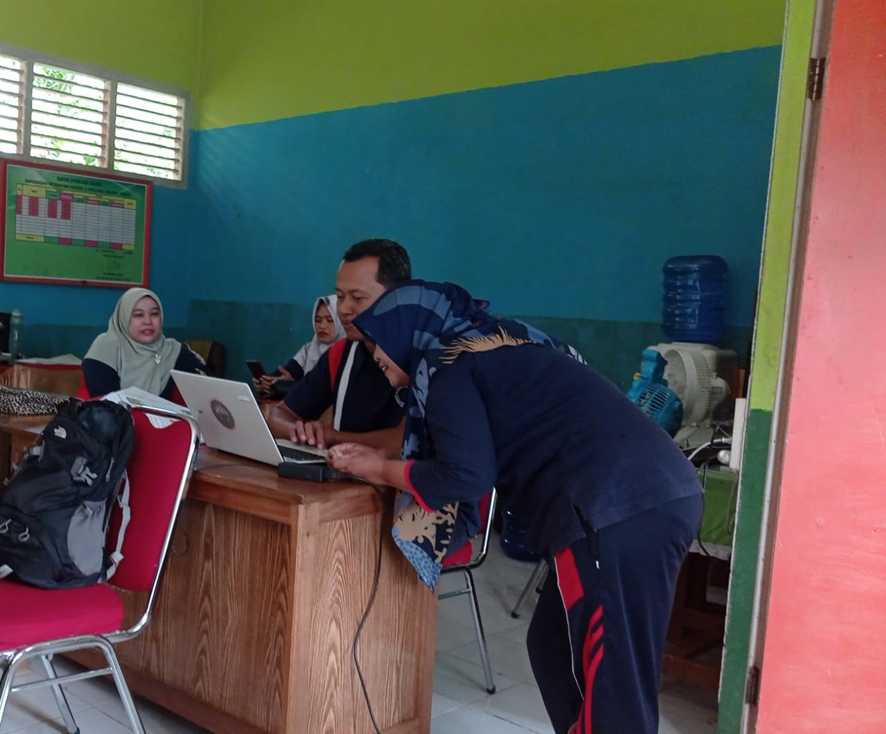 Kejar Target Pelaksanaan ASAS Ganjil, Guru MIN 2 Tanjung Jabung Timur Kebut Pembuatan Bibit Soal