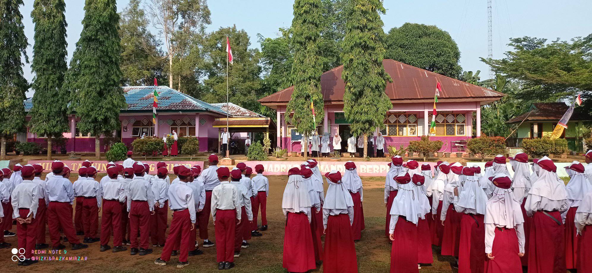 Tukul Tohari, S.Pd : Menjaga Kebersihan Dengan Tidak Membuang Sampah Sembarangan 