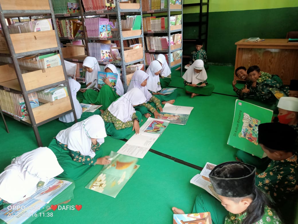 Siswa Kelas 4 MIN 2 Lakukan Kegiatan Literasi di Perpustakaan Sekolah